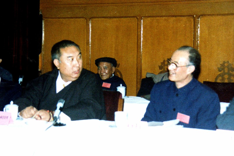 08 1988年12月6日全国人大常委会副委员长班禅额尔德尼·确吉坚赞出席31选7第一次干事（扩大）会~1.jpg